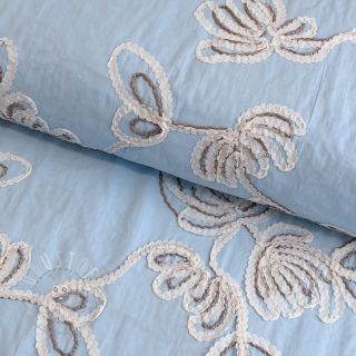 Baumwollstoff EMBROIDERY Loom En Light baby blue