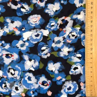 Viskosestoff POPLIN STRETCH Painted flowers navy digital print